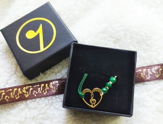 Bransoletka muzyczna - Klucz wiolinowy w sercu - Butelkowa zieleń - Bransoletka z malachitem - osemkowa.pl - muzyczna biżuteria