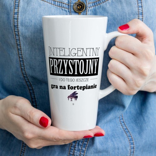 Fortepian - Pianino - Inteligentny przystojny gra na fortepianie - Kubek latte dla muzyka