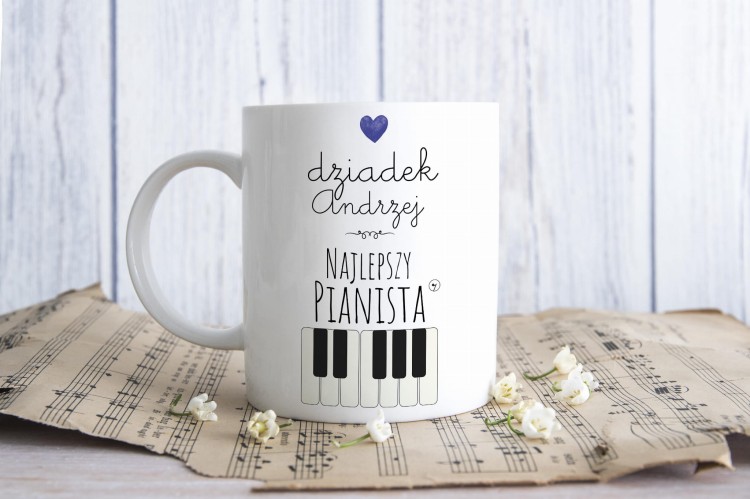Idealny kubek dla Babci i Dziadka – pianino, fortepian – prezent na Dzień Babci i Dziadka. Polska marka Ósemkowa z Krakowa oferuje kubki z muzycznym motywem. Zamów teraz i spraw radość swoim bliskim!