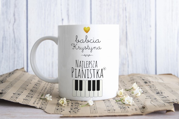 Idealny kubek dla Babci i Dziadka – pianino, fortepian – prezent na Dzień Babci i Dziadka. Polska marka Ósemkowa z Krakowa oferuje kubki z muzycznym motywem. Zamów teraz i spraw radość swoim bliskim!