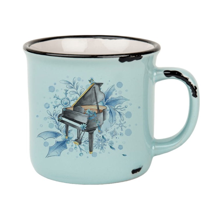 Jasnoniebieski kubek retro camper z grafiką fortepianu otoczonego zimowymi motywami, idealny jako prezent dla pianisty, pianistki lub miłośnika muzyki.