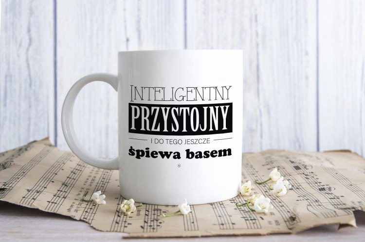 Inteligentny, przystojny i do tego jeszcze śpiewa basem - Bas - Chór - Prezent dla chórzysty - Kubek ceramiczny - osemkowa.pl