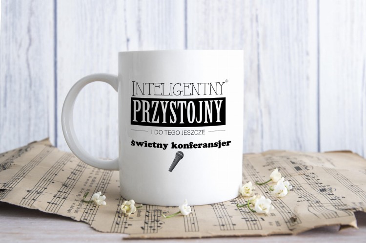 Inteligentny, przystojny i do tego jeszcze świetny konferansjer - Konferansjer - Kubek konferansjera - Prezent dla konferansjera - Kubek ceramiczny - osemkowa.pl