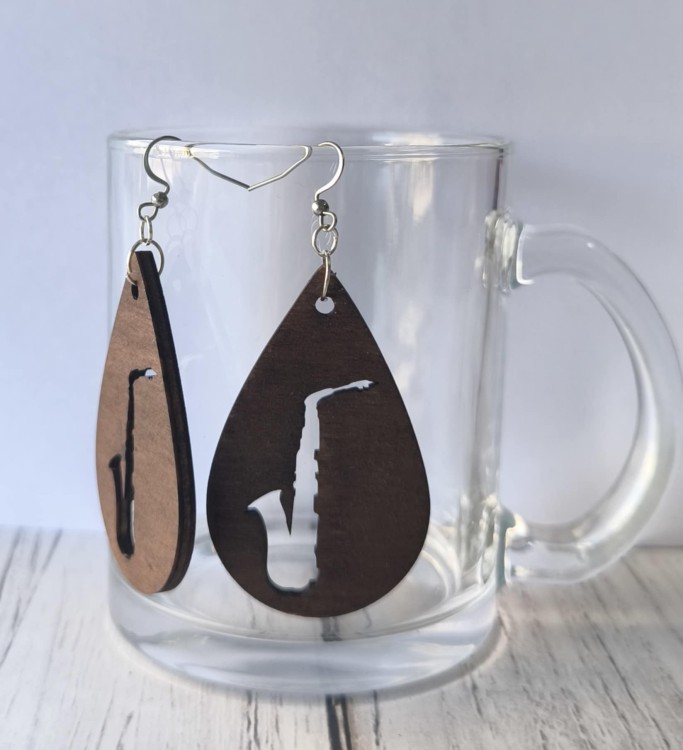 Kolczyki z saksofonem - Drewniane kolczyki saksofon - Saksofonistka - osemkowa.pl