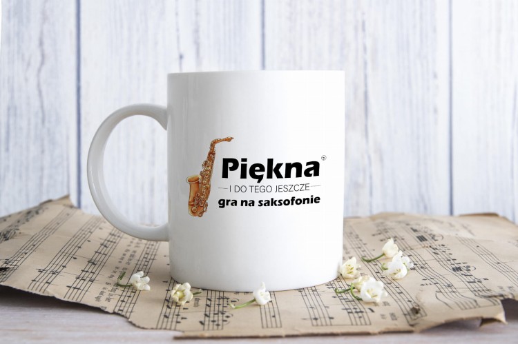 Saksofon - Piękna i gra na saksofonie - Prezent dla saksofonistki - Kubek