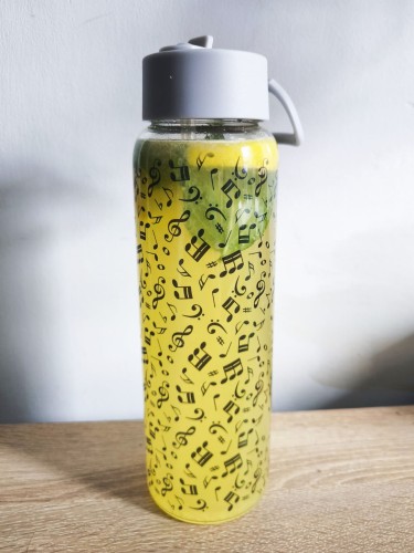 Muzyczna butelka na wodę z rurką - Prezent dla muzyka - Szklana butelka w nutki 950 ml