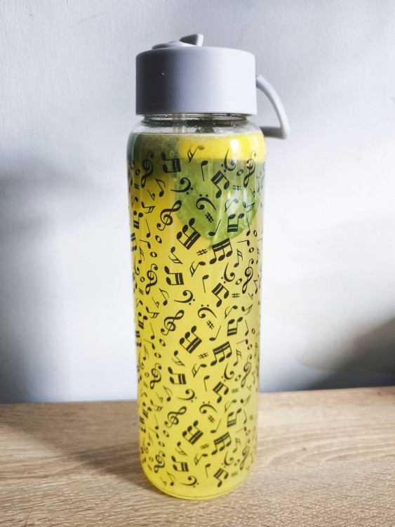 Muzyczna butelka na wodę z rurką - Prezent dla muzyka - Szklana butelka w nutki 950 ml