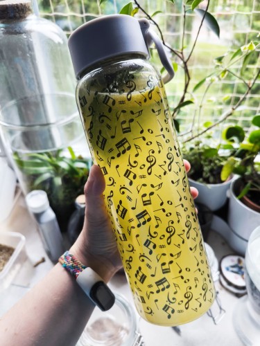 Muzyczna butelka na wodę z rurką - Prezent dla muzyka - Szklana butelka w nutki 950 ml