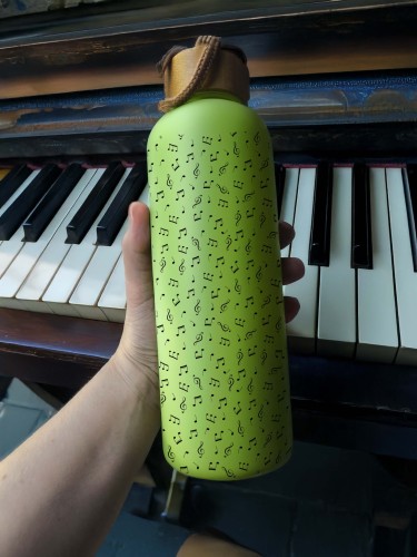 Zielona muzyczna butelka na wodę z bambusową zakrętką - Prezent dla muzyka - Szklana butelka w nutki