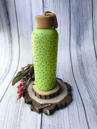 Zielona muzyczna butelka na wodę z bambusową zakrętką - Prezent dla muzyka - Szklana butelka w nutki
