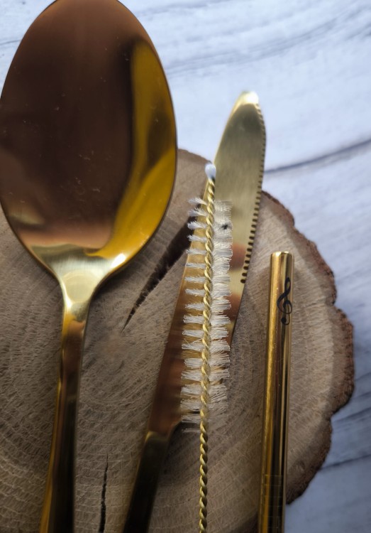 Sztućce ze stali nierdzewnej, koloru złotego z muzycznym grawerem w kształcie klucza wiolinowego. Zestaw muzycznych sztućców – klucz wiolinowy, stal nierdzewna, etui | Ósemkowa.pl