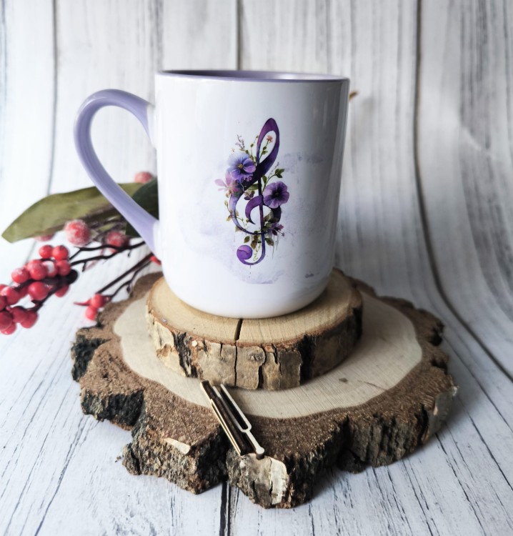 Klucz wiolinowy fiołki - Fiołki - Prezent dla muzyka - Kubek jasnofioletowy coffee