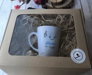 Klucz wiolinowy wiosna - Kwiaty – Motyle - Prezent dla muzyka – Kubek ceramiczny premium - osemkowa.pl - kubek muzyczny - kubek dla muzyka