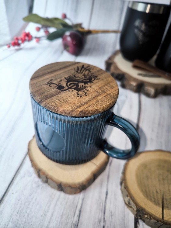 Muzyczny grawer - Szklanka z wieczkiem - Szklany kubek z akacjową pokrywką