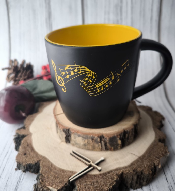 Grawerowany kubek z motywem muzycznym - Prezent dla muzyka - Żółty kubek z grawerem