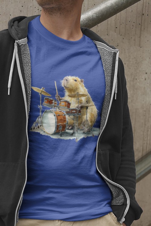 Humorystyczna koszulka dla perkusistów i perkusistek z wizerunkiem kapibary grającej na perkusji, idealna na prezent dla perkusisty lub upominek dla perkusistki. Polska marka z Krakowa, Ósemkowa