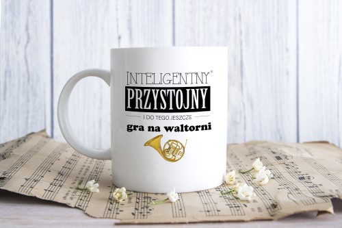 Waltornia - Przystojny, inteligentny, gra na waltorni - prezent dla waltornisty - Kubek ceramiczny