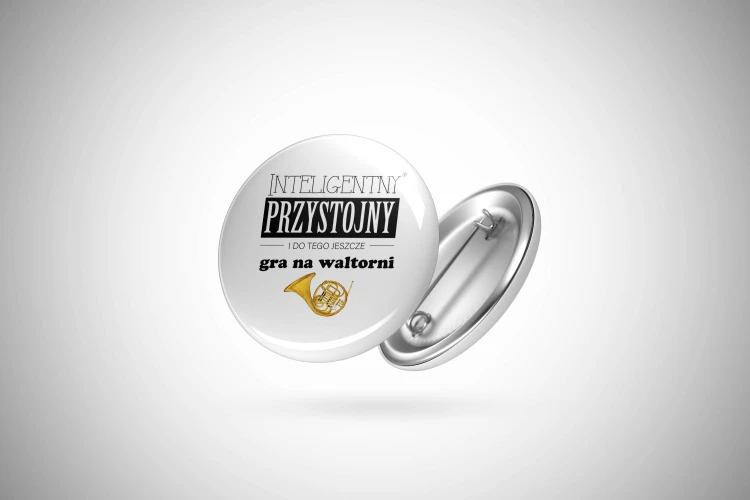 Waltornia - Przystojny, inteligentny, gra na waltorni - prezent dla waltornisty - Przypinka