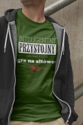 Koszulka w kolorze butelkowej zieleni z napisem "Przystojny, inteligentny i do tego jeszcze gra na altówce" - żartobliwy prezent dla altowiolisty. Osemkowa.pl