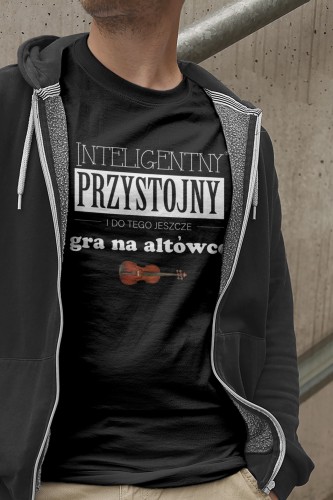 Czarna koszulka z napisem "Przystojny, inteligentny i do tego jeszcze gra na altówce" - klasyczny wariant dla altowiolisty. Osemkowa.pl
