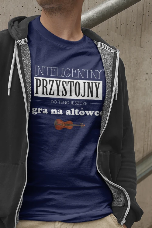 Granatowa koszulka z napisem "Przystojny, inteligentny i do tego jeszcze gra na altówce" - stonowany prezent dla altowiolisty. Osemkowa.pl