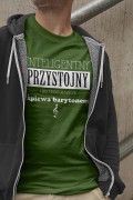 Koszulka w kolorze butelkowej zieleni z napisem "Przystojny, inteligentny śpiewa barytonem" - żartobliwy prezent dla chórzysty. Osemkowa.pl