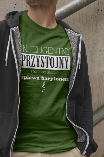 Koszulka w kolorze butelkowej zieleni z napisem "Przystojny, inteligentny śpiewa barytonem" - żartobliwy prezent dla chórzysty. Osemkowa.pl