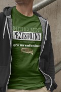 Koszulka w kolorze butelkowej zieleni z napisem "Przystojny, inteligentny i do tego jeszcze gra na eufonium" - żartobliwy prezent dla eufonisty. Osemkowa.pl