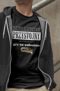 Czarna koszulka z napisem "Przystojny, inteligentny i do tego jeszcze gra na eufonium" - klasyczny prezent dla eufonisty. Osemkowa.pl
