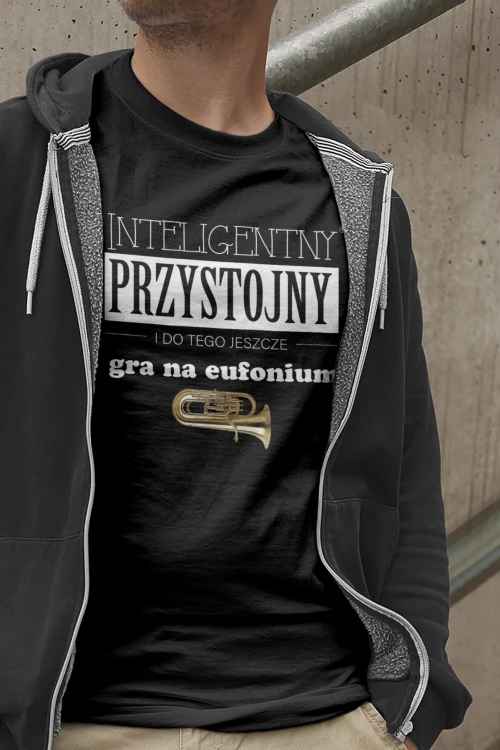 Czarna koszulka z napisem "Przystojny, inteligentny i do tego jeszcze gra na eufonium" - klasyczny prezent dla eufonisty. Osemkowa.pl