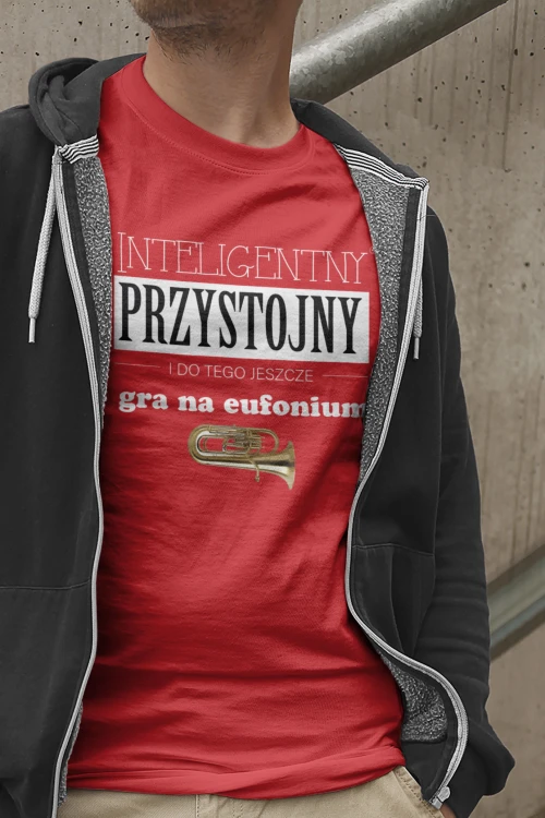 Czerwona koszulka z napisem "Przystojny, inteligentny i do tego jeszcze gra na eufonium" - wyrazisty prezent dla eufonisty. Osemkowa.pl