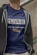 Granatowa koszulka z napisem "Przystojny, inteligentny i do tego jeszcze gra na eufonium" - stonowany prezent dla eufonisty. Osemkowa.pl