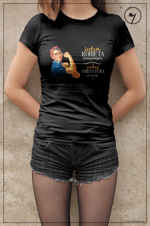 czarna - kobieta akompaniujaca.jpg