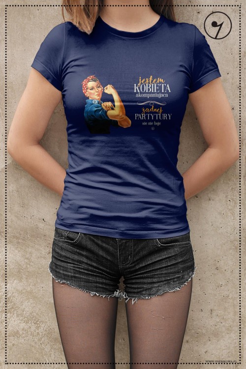 granatowa - kobieta akompaniujaca.jpg