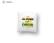 Biała poduszka dekoracyjna z napisem „Ja nie chrapię, Ja tylko ćwiczę swoją partię”. Oryginalny i zabawny prezent dla muzyka.