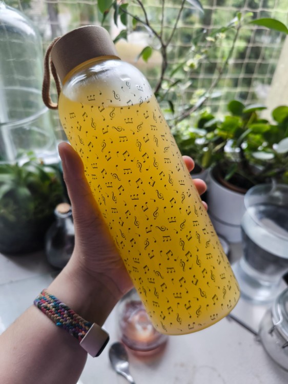 butelka na wodę w nutki